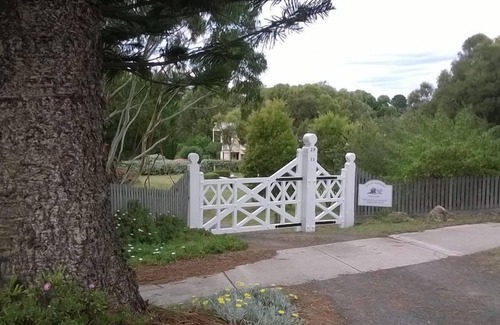 Port Fairy House | The Loft - modern apartment in heritage garden setting