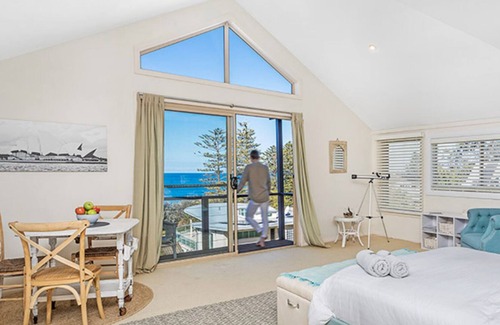 Coledale Apartment | The Loft - Stunning views opposite Sharkies Beach / 5-star quality