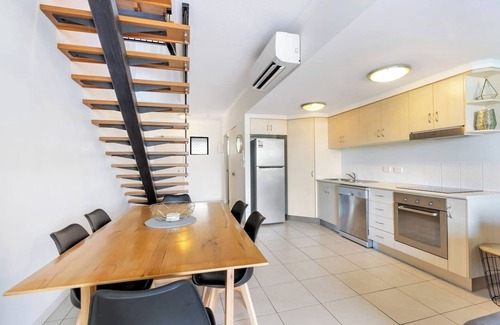 Parramatta Park House | The Loft Trendy Coastal Charm with Pool