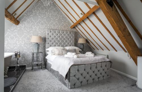 Stow-on-the-Wold Apartment | The Loft: Unique, romantic, grade II listed, dog friendly