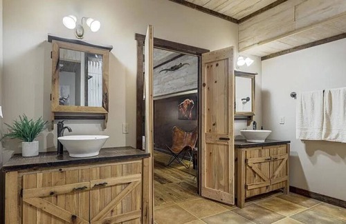 Cottontown House | The Log Palace Private Guest Suite