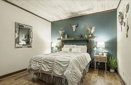 Cottontown House | The Log Palace Private Guest Suite