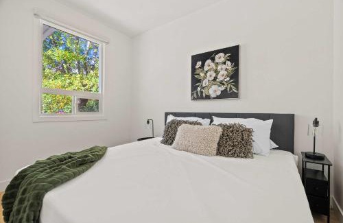 Sunnyside House | The Lokal 2 Kings Queen Suite in Sunnyside YYC