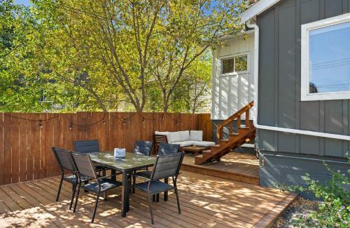 Sunnyside House | The Lokal 2 Kings Queen Suite in Sunnyside YYC