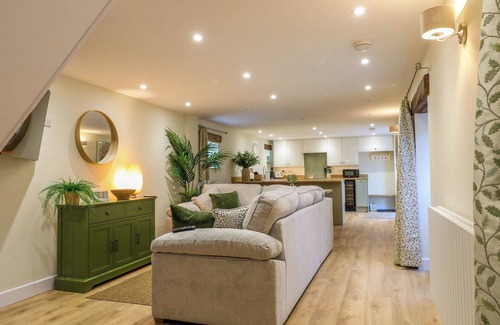 Cotton House | THE LONG BARN, family friendly, character holiday cottage in Alton