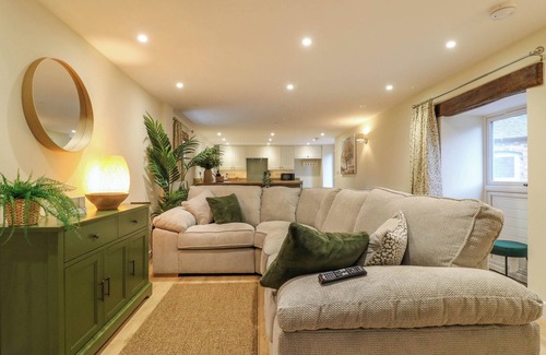 Cotton House | THE LONG BARN, family friendly, character holiday cottage in Alton