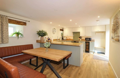Cotton House | THE LONG BARN, family friendly, character holiday cottage in Alton