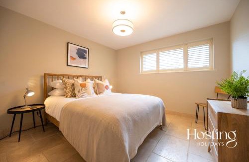 Knowl Hill House | The Lookout - 2 Bedroom Annex With Parking