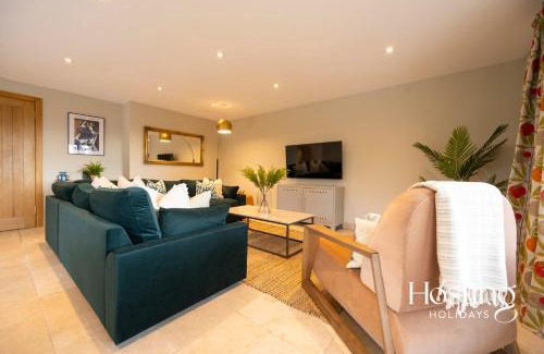 Knowl Hill House | The Lookout - 2 Bedroom Annex With Parking