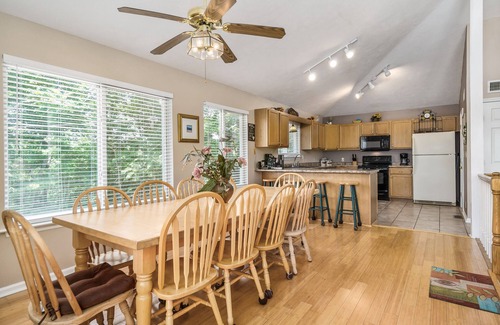 Smithville Ski Chalet | The Lookout (Dog-Friendly)