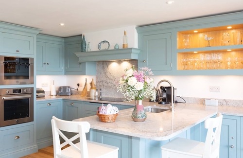 St Ives House | The Lookout- Luxury close to the beach and town with panoramic views and parking
