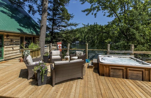 Val-des-Monts Cottage | The Loon "Loonie" Lodge Lake cottage