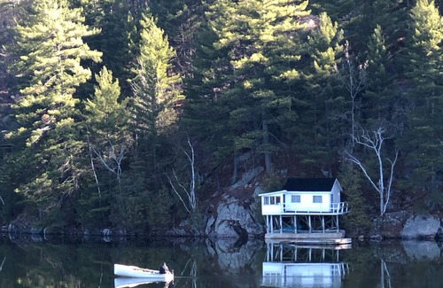 Val-des-Monts Cottage | The Loon "Loonie" Lodge Lake cottage