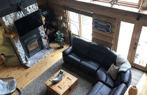 Val-des-Monts Cottage | The Loon "Loonie" Lodge Lake cottage