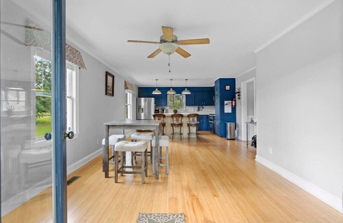 Fayetteville House | The Lost Hideaway for 6