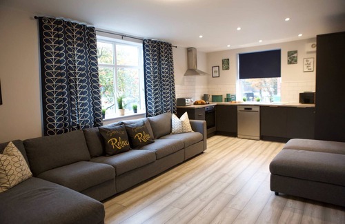 Trafford Apartment | The Lower Gathering - Sale - Sleeps Up To 13