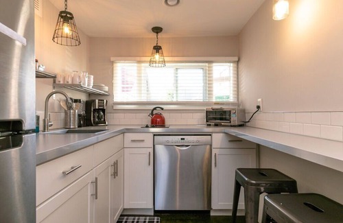 Weaverville Apartment | The Lower Georgia Peach Studio is a sophisticated dog friendly Downtown rental!