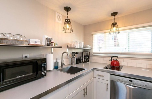 Weaverville Apartment | The Lower Georgia Peach Studio is a sophisticated dog friendly Downtown rental!