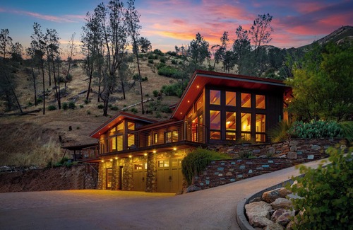El Portal House | The Luxe Lodge | Yosemite EV Hot Tub Views