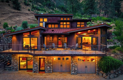 El Portal House | The Luxe Lodge | Yosemite EV Hot Tub Views