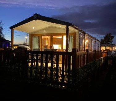 Tattershall Cabin | The Luxury break Sleeps 6 at 44 Kingfisher Court South facing
