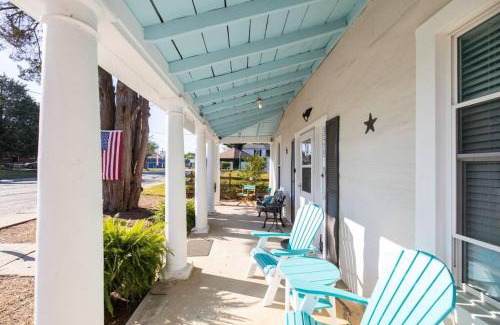 Issue House | The Lyellton House: Water View, Steps from Beach