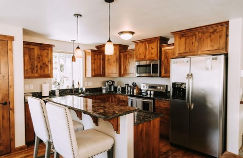 Ashland House | The Madrone House, Country Getaway with Mountain Views and Fresh Air.