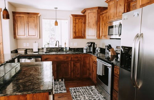 Ashland House | The Madrone House, Country Getaway with Mountain Views and Fresh Air.