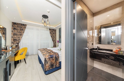Sultanahmet Hotel | The Magnaura Palace Hotel