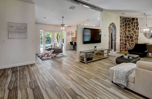 Lake Ida Shores House | The Majesty | Lux Pool & Heated Spa Tub Residence