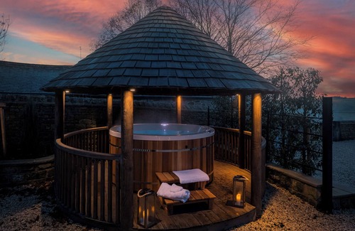 Harrogate Cottage | THE MALT KILN, pet friendly, with hot tub in Harrogate