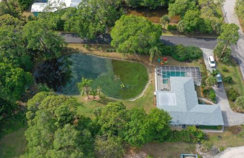 Englewood House | The Manasota Beach House private Pool & Jacuzzi close to the beaches PET FRIENDLY