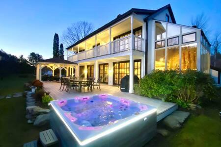 West Dover House | The Manor-Stunning Modern Farmhouse with Hot Tub