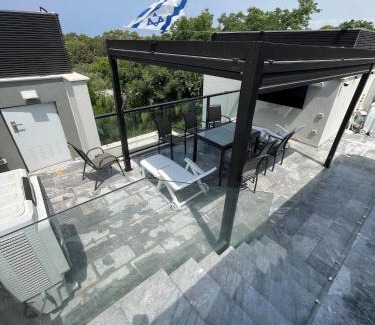 Gesher HaZiv Apartment | The Margalit Suite - Gesher Haziv