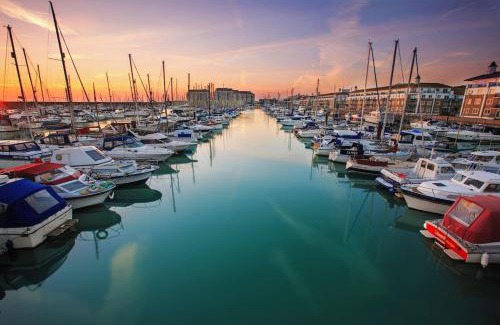 Seafront House | The Marina retreat -free parking