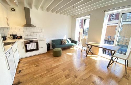 Walworth Apartment | The Market View Apartment