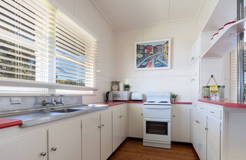 Currarong Cottage | The Marlin – 200 metres from the popular rock pools