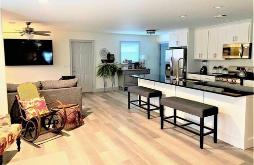 Springdale House | The McKinney. Centrally located. A few blocks from Emma St and Downtown.