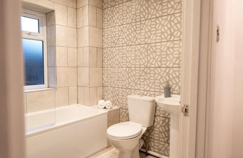 Newport House | The Mews, Amazing Newport 2 BR, Excellent location, Parking, Perfect for Contractors