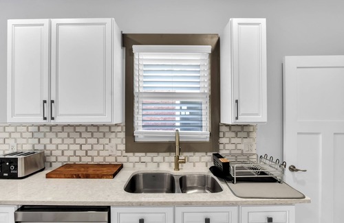 New Center Detroit House | The Mica - Spacious Full Duplex with 7 bedrooms and WiFi, AC in charming Detroit