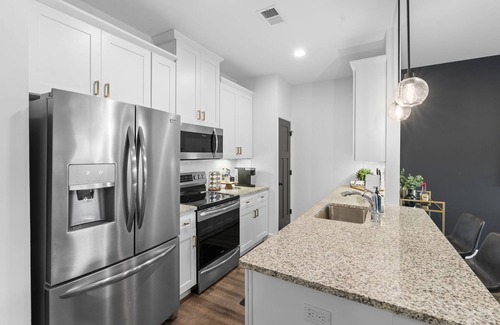Lexington House | The Midland- 2 King Beds! Great Location!