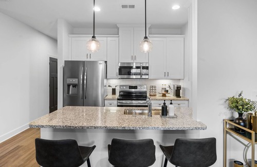 Lexington House | The Midland- 2 King Beds! Great Location!
