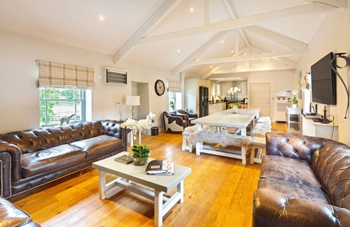 Alfreton House | The Milking Parlour Grande -9 bedroom property with hot tub