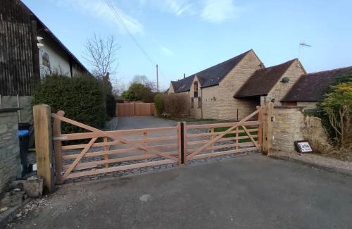 Bidford-on-Avon Apartment | The Milking Parlour - Cottage within farm grounds