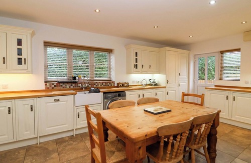 Meare Cottage | THE MILL HOUSE, pet friendly, with hot tub in Glastonbury