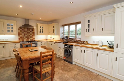 Meare Cottage | THE MILL HOUSE, pet friendly, with hot tub in Glastonbury