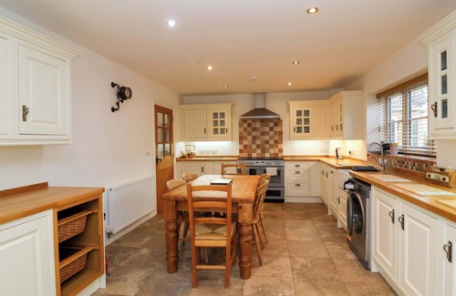 Meare Cottage | THE MILL HOUSE, pet friendly, with hot tub in Glastonbury