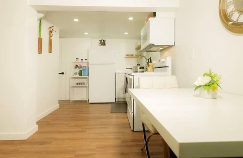 Peoria Heights House | The Minimalist Escape | Modern 1BD in the Heights