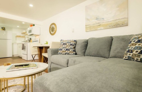 Peoria Heights House | The Minimalist Escape | Modern 1BD in the Heights
