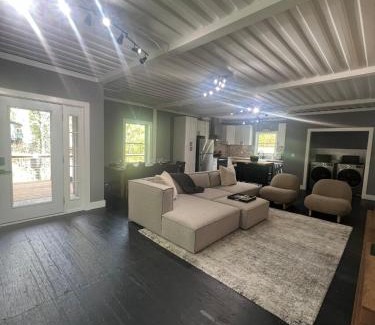 Woodstock House | The Modern Metal Oasis